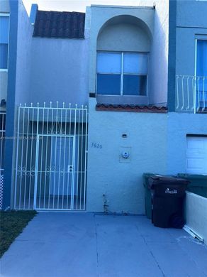 Stadswoning in Hialeah, Miami-Dade County