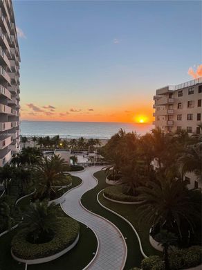 Residential complexes in Miami Beach, Miami-Dade