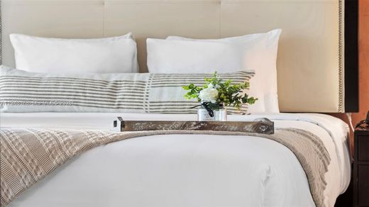 Residential complexes in Miami Beach, Miami-Dade