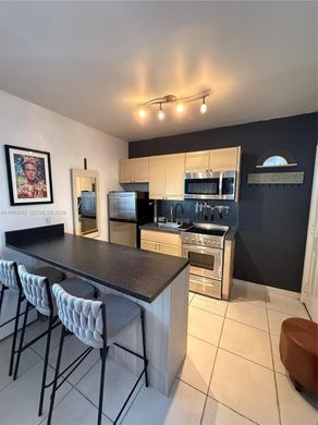 Residential complexes in Miami Beach, Miami-Dade