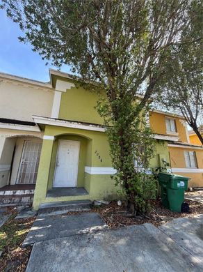Townhouse in Opa-locka North  (historical), Miami-Dade