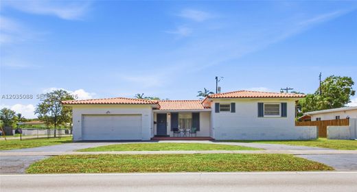 Villa in Miami Springs, Miami-Dade County