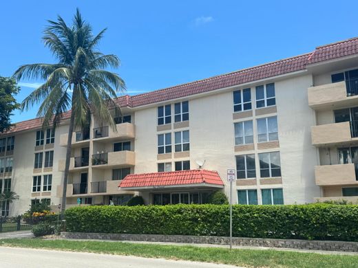 Residential complexes in Boca Raton, Palm Beach