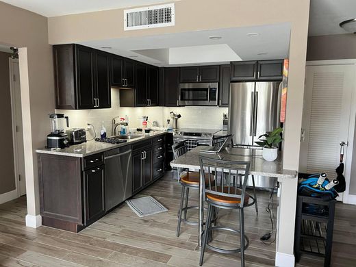 Residential complexes in Fort Lauderdale, Broward County