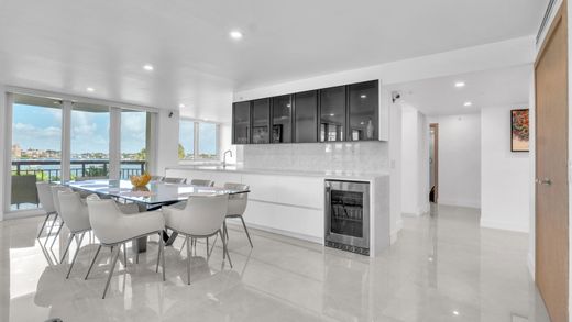 Residential complexes in Boca Raton, Palm Beach