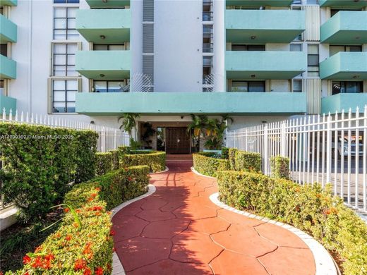 ハイアリア, Miami-Dade Countyのアパートメント・コンプレックス
