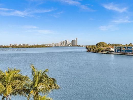 Residential complexes in Bay Harbor Islands, Miami-Dade