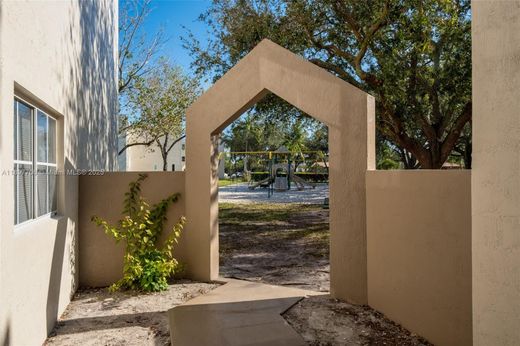 ハイアリア, Miami-Dade Countyのアパートメント・コンプレックス