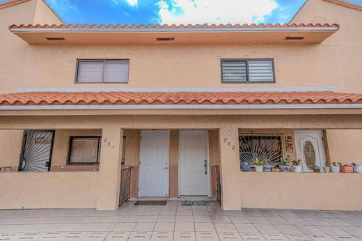 ハイアリア, Miami-Dade Countyのアパートメント・コンプレックス