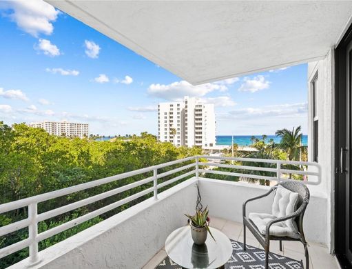 Residential complexes in Highland Beach, Palm Beach