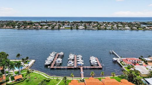 Residential complexes in Hypoluxo, Palm Beach