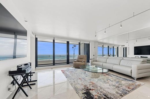 Residential complexes in Boca Raton, Palm Beach