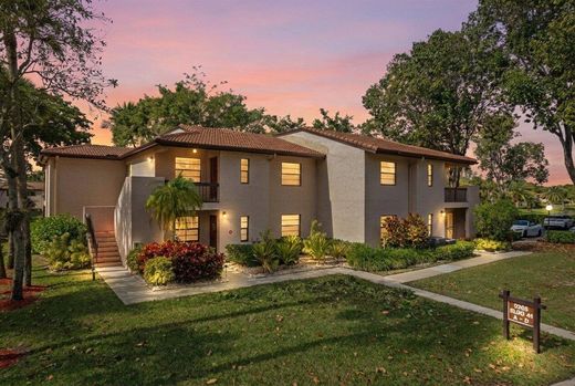 Residential complexes in Boca Raton, Palm Beach