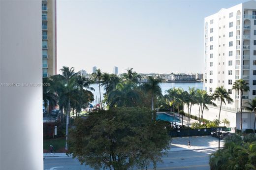 Complexes résidentiels à Sunny Isles Beach, Comté de Miami-Dade