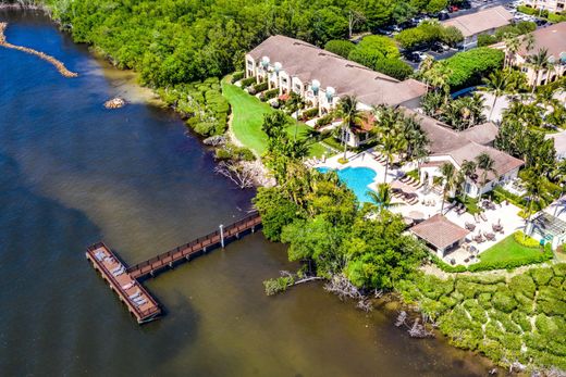 Residential complexes in Highland Beach, Palm Beach