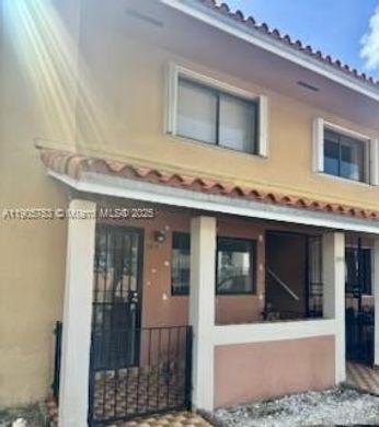 ハイアリア, Miami-Dade Countyのアパートメント・コンプレックス