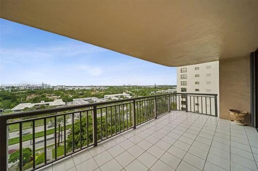 Residential complexes in Bal Harbour, Miami-Dade