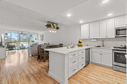 Residential complexes in Pompano Beach, Broward County