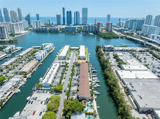 Townhouse in North Miami Beach, Miami-Dade