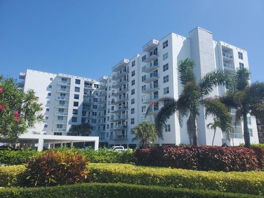 Residential complexes in Palm Beach, Florida