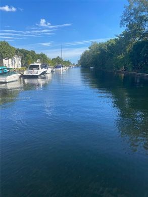 Residential complexes in Fort Lauderdale, Broward County