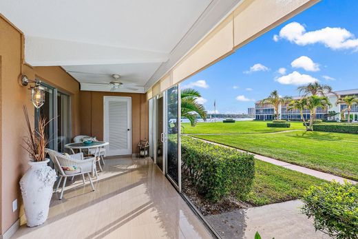 Residential complexes in Tequesta, Palm Beach