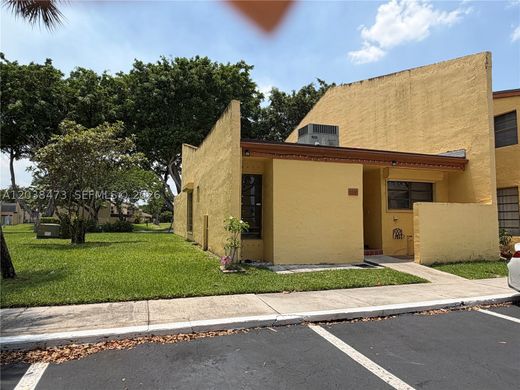 Townhouse in Pembroke Pines, Broward County