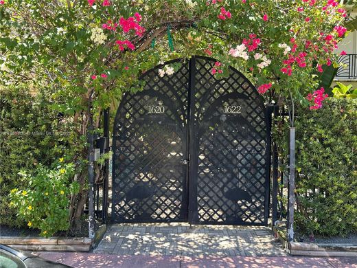 Residential complexes in Miami Beach, Miami-Dade