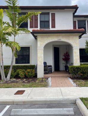 Townhouse in Hialeah, Miami-Dade