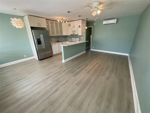 Residential complexes in Fort Lauderdale, Broward County