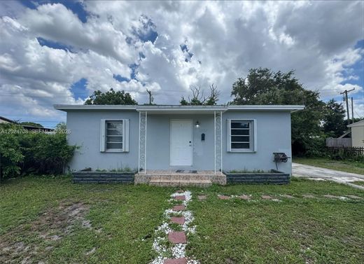 Вилла, Miami Heights Trailer Park, Miami-Dade County