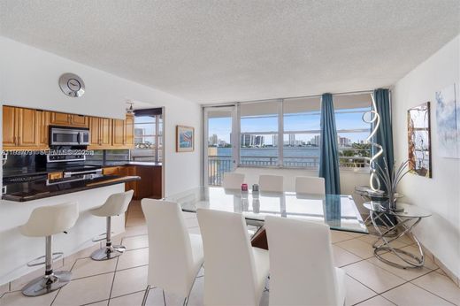 Complexes résidentiels à Sunny Isles Beach, Comté de Miami-Dade