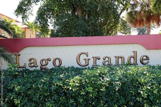 ハイアリア, Miami-Dade Countyのアパートメント・コンプレックス