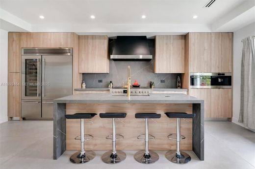 ﻓﻴﻼ ﻓﻲ North Bay Village, Miami-Dade County