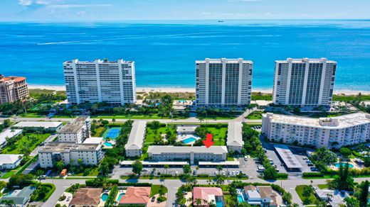 Residential complexes in Boca Raton, Palm Beach