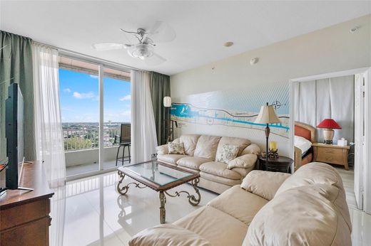 Residential complexes in Boynton Beach, Palm Beach