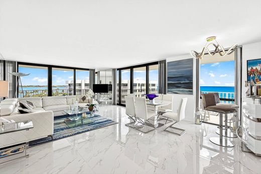 Residential complexes in Palm Beach, Florida
