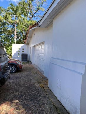 ﻓﻴﻼ ﻓﻲ ميامي، فلوريدا, Miami-Dade County