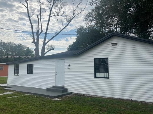 Вилла, Miami Heights Trailer Park, Miami-Dade County