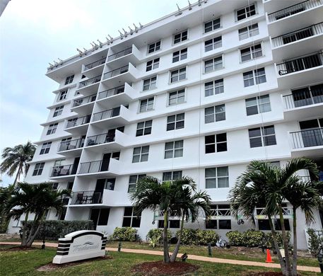 Residential complexes in Pompano Beach, Broward County