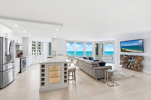 Residential complexes in Boca Raton, Palm Beach
