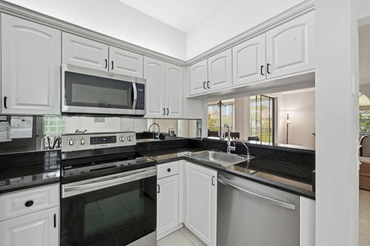 Residential complexes in Boynton Beach, Palm Beach
