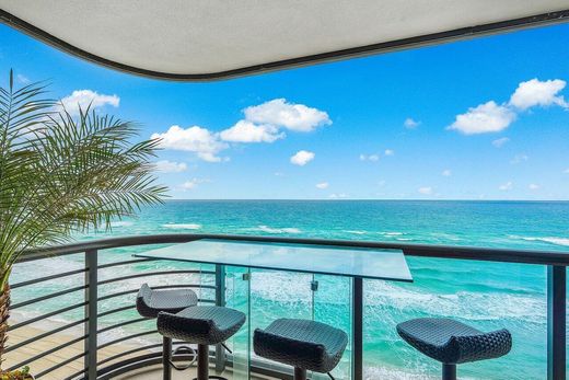 Residential complexes in Boca Raton, Palm Beach