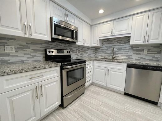 Residential complexes in Wilton Manors, Broward County
