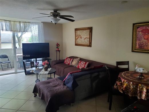 Hialeah Gardens, Miami-Dade Countyのアパートメント・コンプレックス