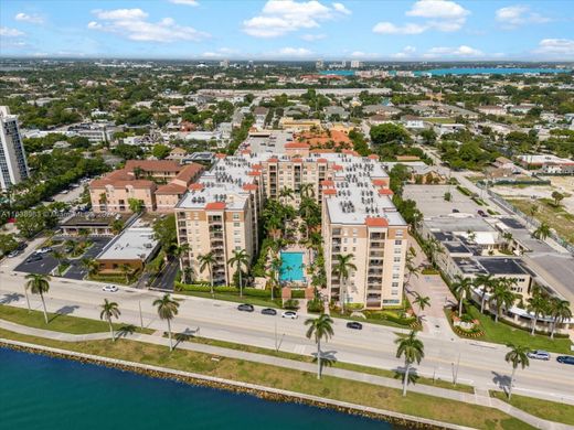 Residential complexes in West Palm Beach, Palm Beach