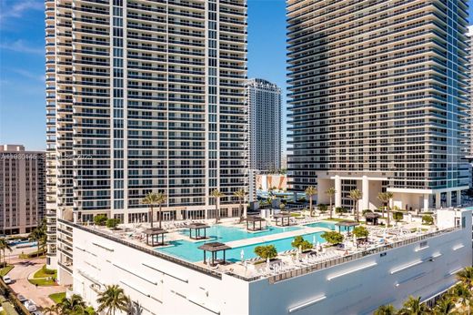 Hallandale Beach, Broward Countyのアパートメント・コンプレックス