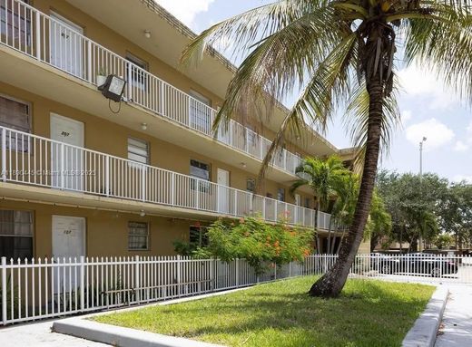 ハイアリア, Miami-Dade Countyのアパートメント・コンプレックス