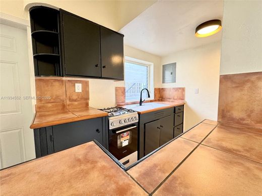 公寓楼  North Miami, Miami-Dade County