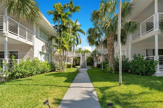 Residential complexes in Bay Harbor Islands, Miami-Dade